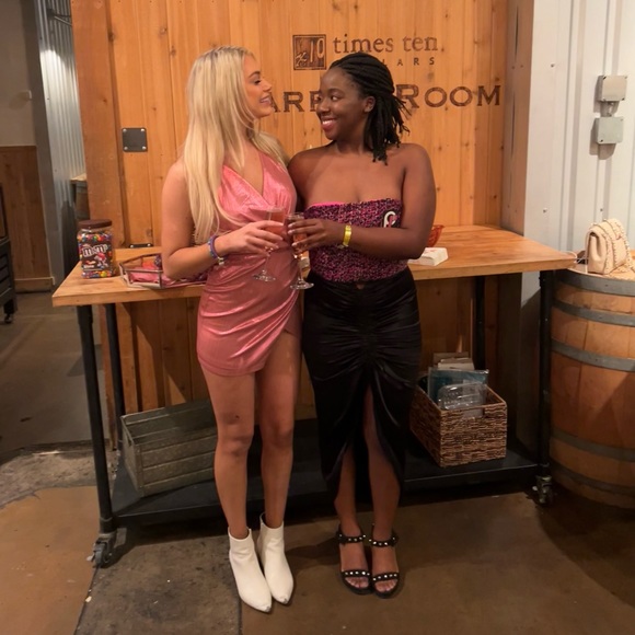 MEET YOUR POSHER - Picture 3 of 9